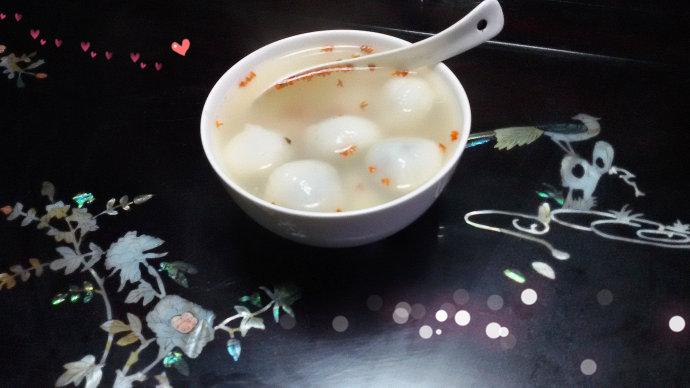元宵为家人制作汤圆