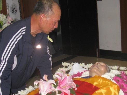 哥哥在母亲的遗容前