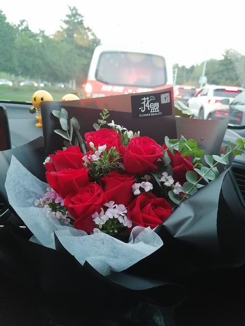 打开车门的那一刻,看到了一捧玫瑰花放在副驾驶座位上,心里好开心