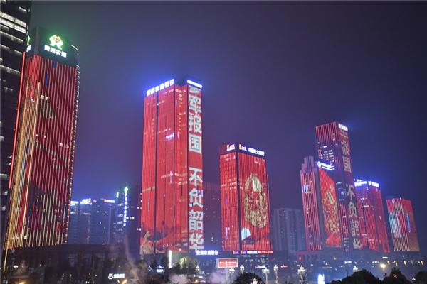 超燃!观山湖区金融城楼体军旅元素灯光秀点亮
