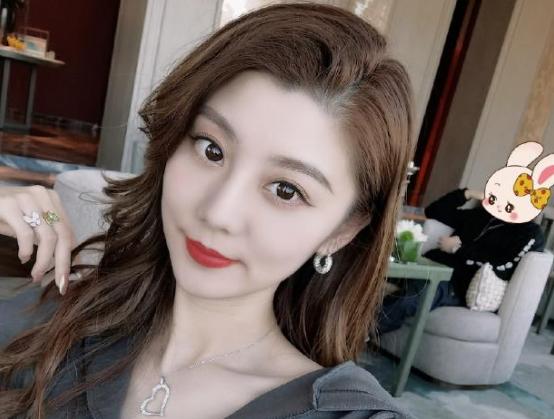 沈腾对她笑脸相迎 ,看完她的个人简介让人震惊,这位女郎来头大_费沁雯