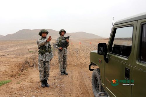 "火力-2015·青铜峡d"实兵对抗演习8月10日在兰州军区某训练基地拉