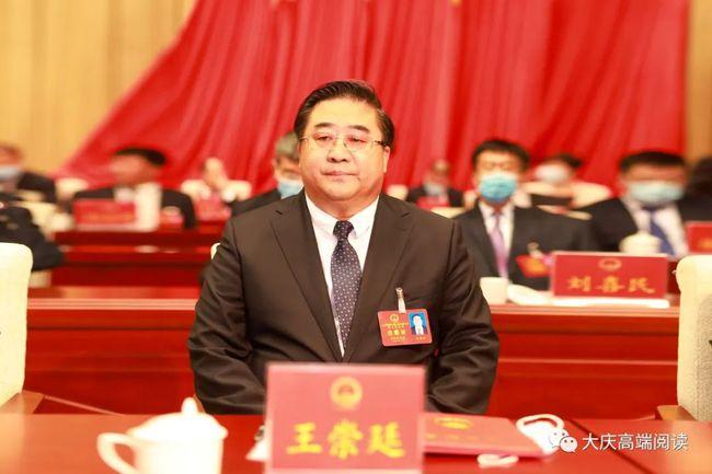 根据投票和表决结果,任贵生宣布:李岩松当选为大庆市人民政府市长