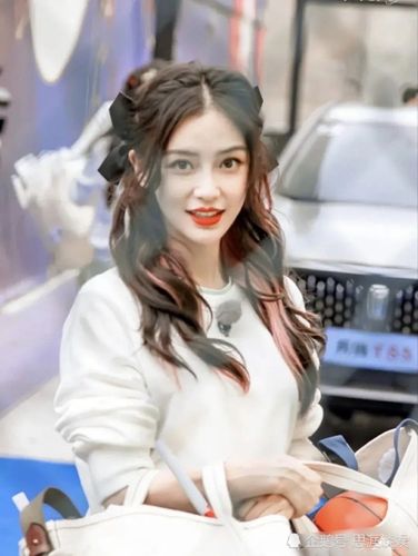 angelababy近日跑男路透,清纯甜美,活动照金色礼服,高贵娇媚!