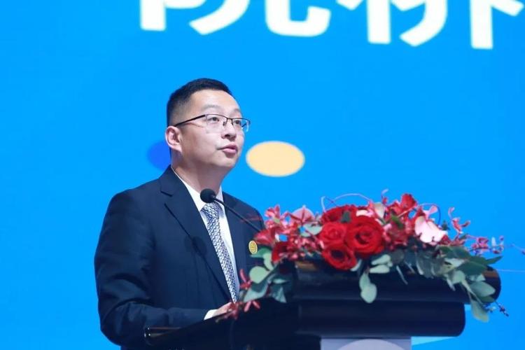 04 ▲院桥镇副书记,镇长候选人盛承涛介绍院桥发展现状及项目推介