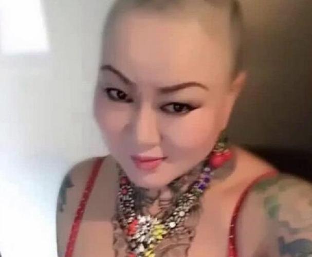 她平日里生意很忙,没有太多的功夫打理自己,剪成光头能够剩下好多时间