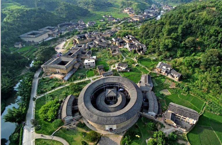 福建地区的闽派建筑以土楼而闻名,这里土楼或依山就势,或沿循溪流,皆
