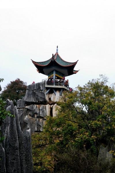 石峰顶上的望峰亭.此时您是否找到了"会当凌绝顶,一览众山斜的感觉呢!