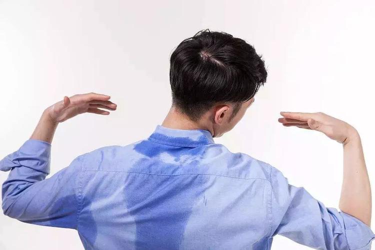 但其实,高温酷暑下人体出汗,是为了调节体温,汗水中绝大部分是水分