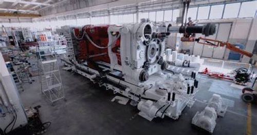 这台"庞然大物"来自idra 集团,它是意大利老牌高压力压铸设备供应商