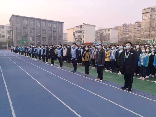 全体同学行注目礼