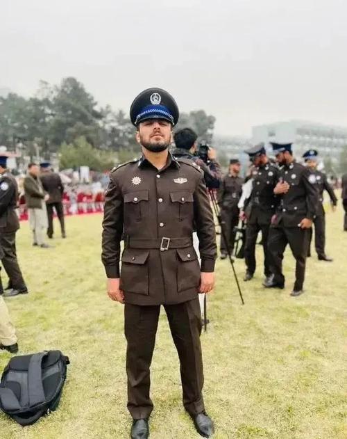 塔利班警察换新装看着很精神