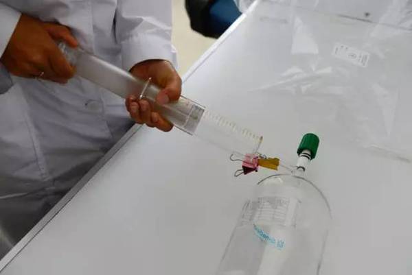 用巨型针管抽出一定比例