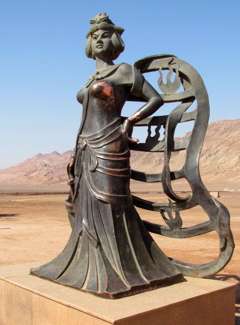 火焰山景区的"铁扇公主"雕塑