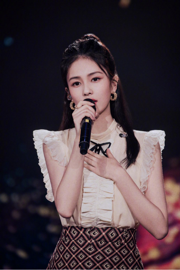 白鹿穿黑色羽毛裙性感高级,衬托完美身材,却输在发型上:太显老