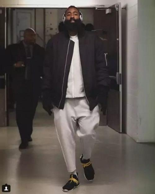 看哈登如何引领潮流!场上得分王 场下时尚之王!