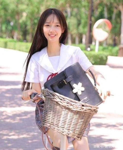 秦牛正威表演诗朗诵,场面尴尬还被指水平不行