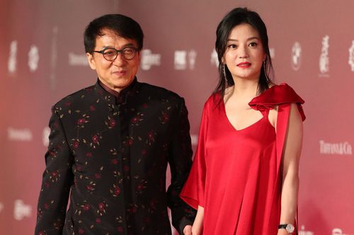 赵薇身材发福与成龙手牵手走红毯 真是一胖毁所有