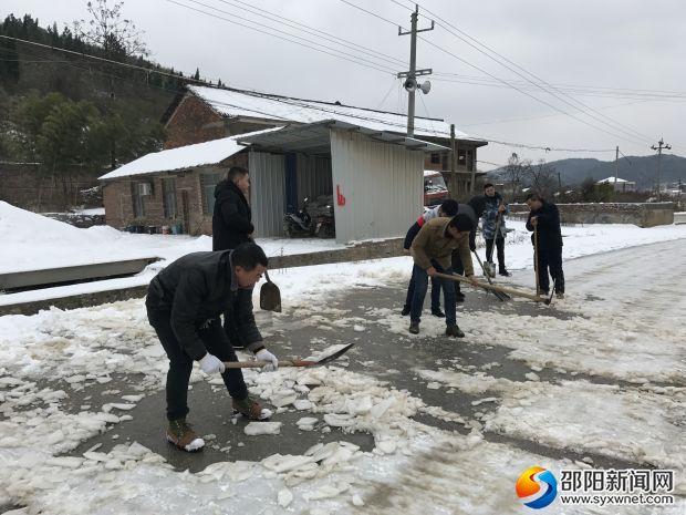 邵东斫曹乡干部,党员铲雪除冰