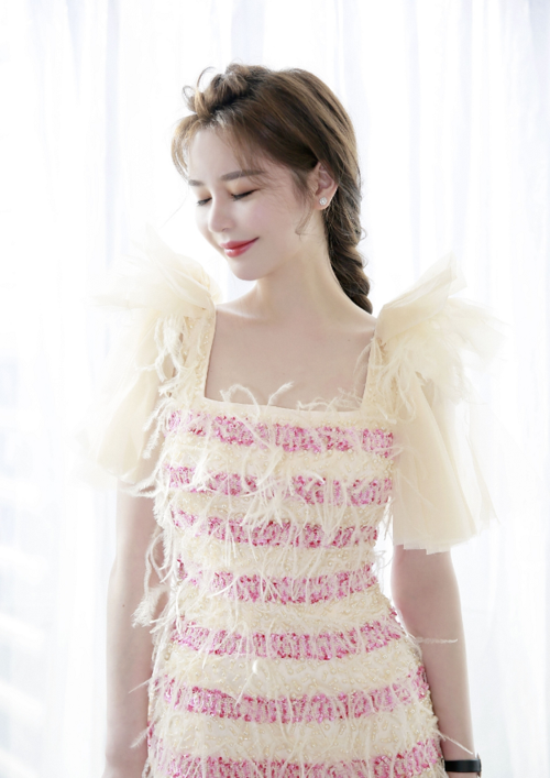 原创邱意浓穿得好清凉上身拼接龙须抢镜美腿透过薄纱朦胧可见