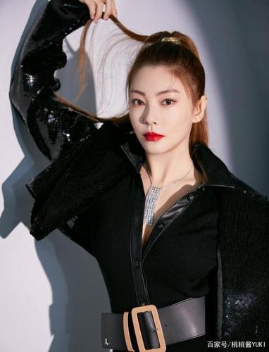 张雨绮再现西装杀,精致干练造型配复古红唇气场超强