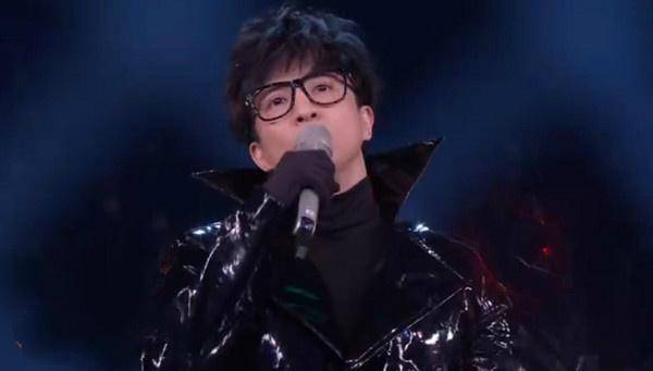 《蒙面唱将》现最尴尬选手,网友调侃:别演了!