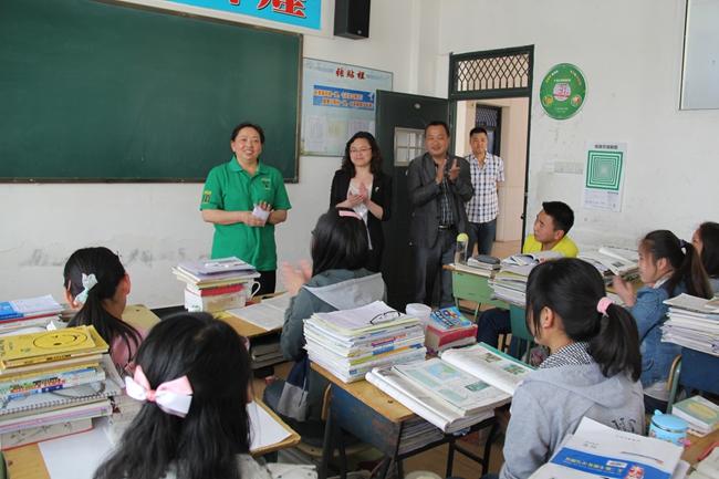 副县长何春蓉,教科局局长伍翠蓉为学生加油