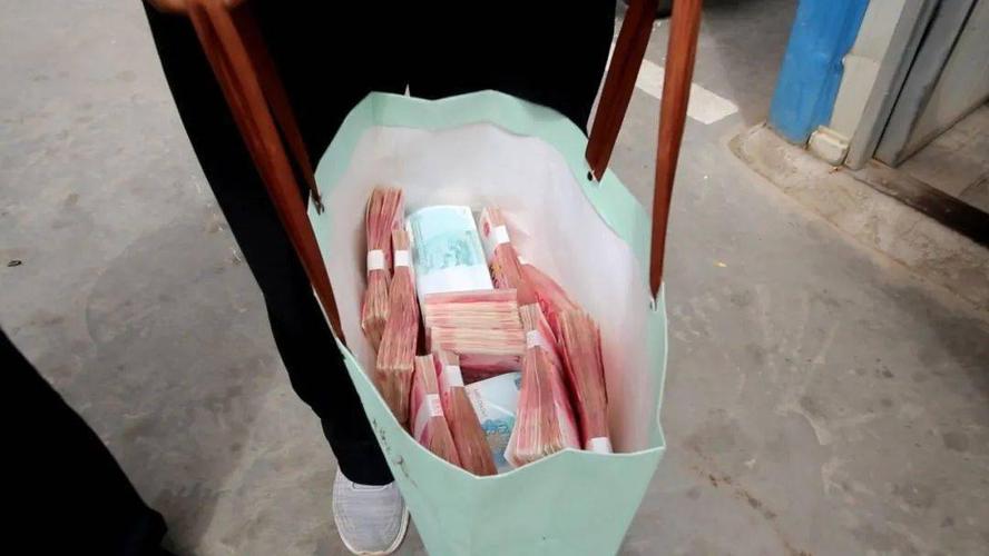 25万现金物归原主!金昌保安贾喜智拾金不昧好样的!