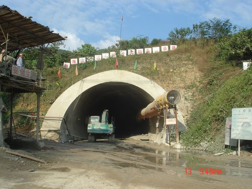 30.小磨公路第一长隧藤篾山隧道出口削竹式洞门