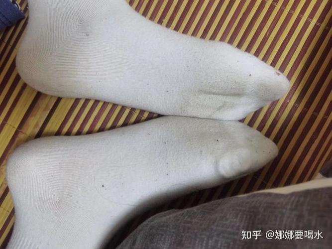 经常把白袜子穿成黄的