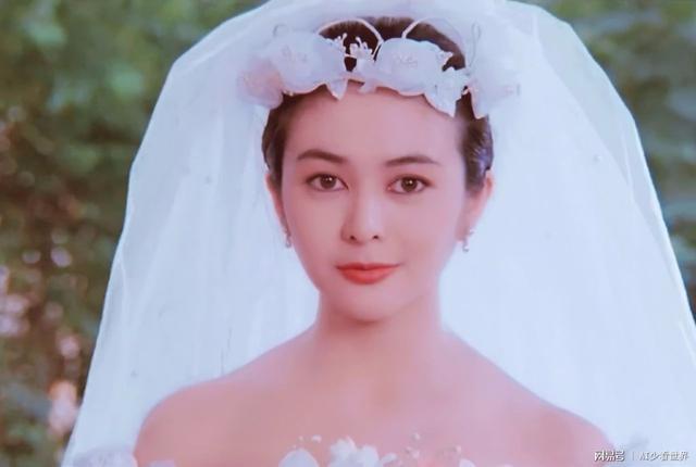 "美人"关之琳有多惊艳?看出道时照片就知道,大眼睛酷似洋娃娃