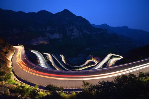 北京房山红井路也拍车灯光轨.