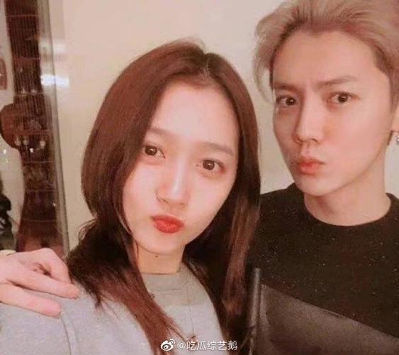 鹿晗关晓彤黑白情侣卫衣同框