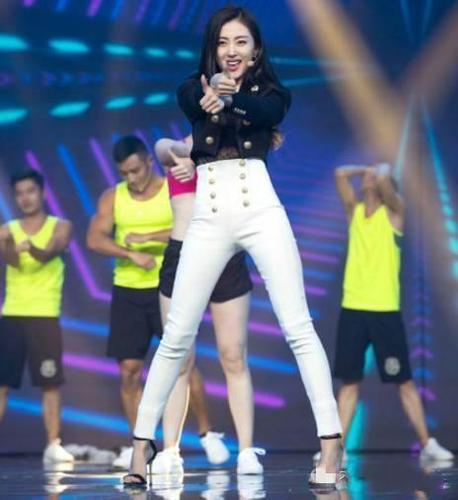 张天爱和吉娜身材,引发直男争议,胯宽成性感代名词?