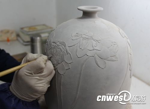 陶瓷刻花装饰是指在已干或半干的陶瓷坯体表面上,刻划出各种深浅