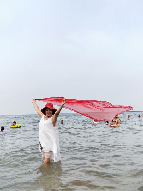 2019年8月4日我们组织了部分女同学到盘锦美丽的金帛滩旅游.