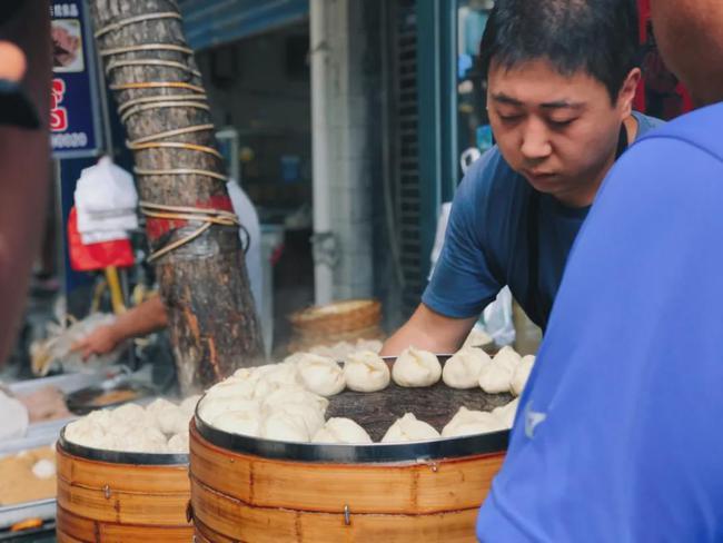 爱吃君还在马路对面纠结着,停在路边的 摩的师傅直接说"奏吃他家包子