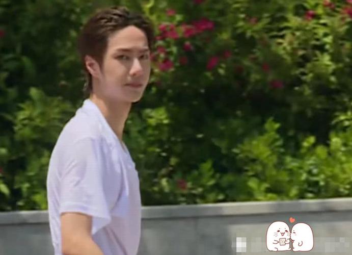 王一博泳裤照又火了,遭"水蜜臀"抢镜,这臀部是认真的吗?