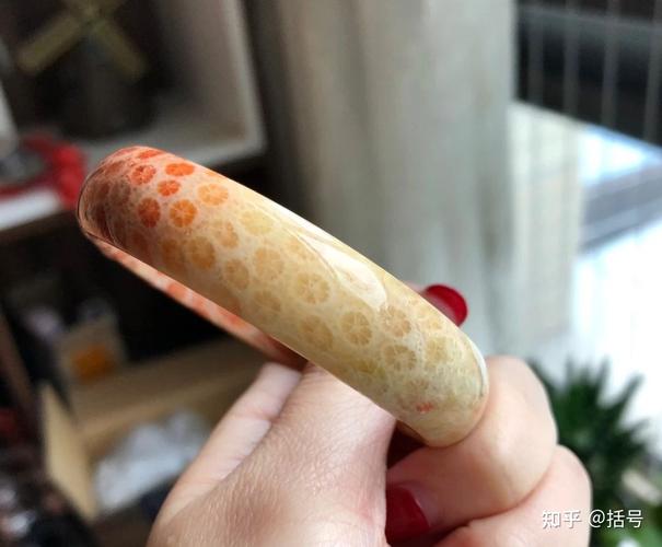 这个珊瑚玉染色了吗?