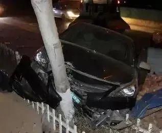 1死4伤云南一男子酒后驾车载5人超速行驶撞树全程无人阻止