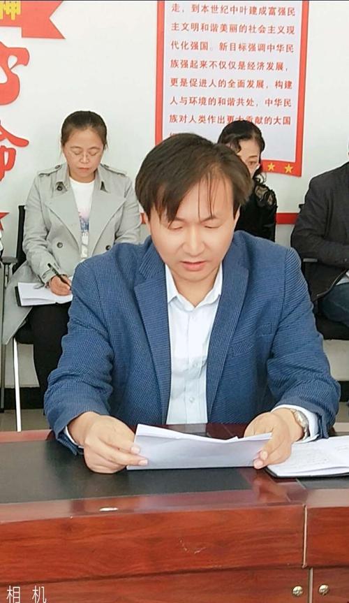 曲阳五中校长谷新龙向门局长做了工作汇报.