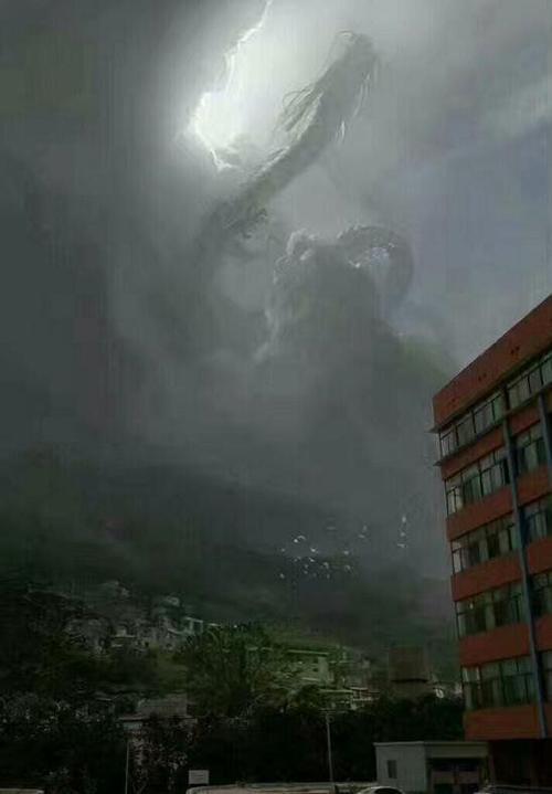 湖南暴雨天空惊现龙叼走人事件暴雨惹怒真龙生吃活人