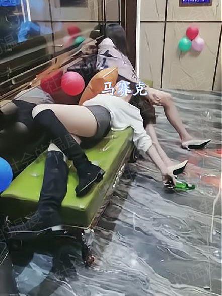 广东女生狂欢醉倒ktv包厢形象全无一片狼藉衣着清凉不怕冷