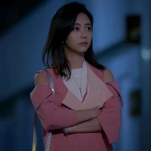 是《狐狸的夏天》里满怀梦想的服装设计师"黎晏书"