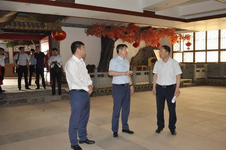 胶州市委副书记潘峰,市总工会主席姜鹏陪同调研.