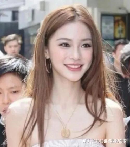 什么是皮肤的弹性?看一下杨颖,张萌现在跟年轻时照片的对比.