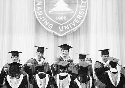 南京大学毕业典礼上举行博士学位授予仪式.