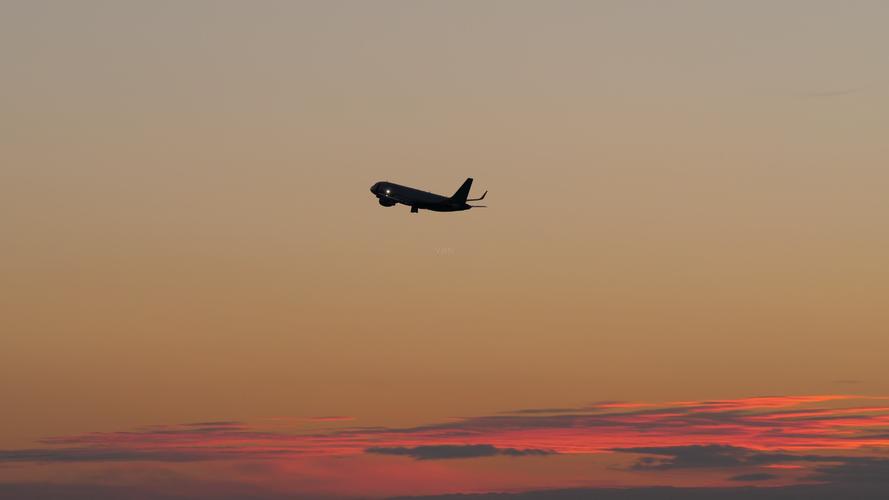 4k客机黄昏起飞大型客机起飞_3840x2160_高清视频素材
