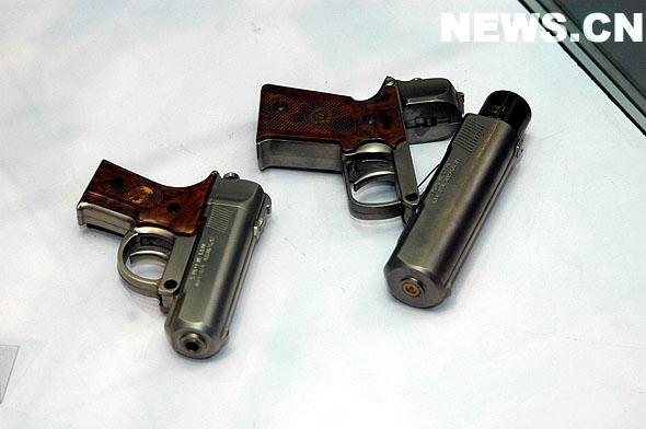 齐齐哈尔雄鹰警用器材有限公司展出的催泪手枪 新华网 高航 摄
