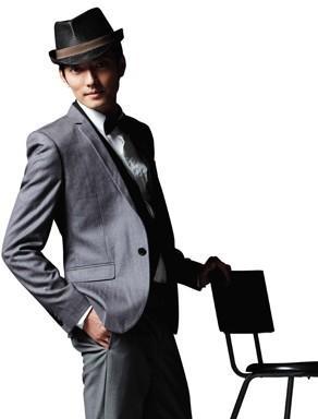 生于广东肇庆,曾多次举办过个人名义的通俗音乐演唱会,多次参赛并获奖